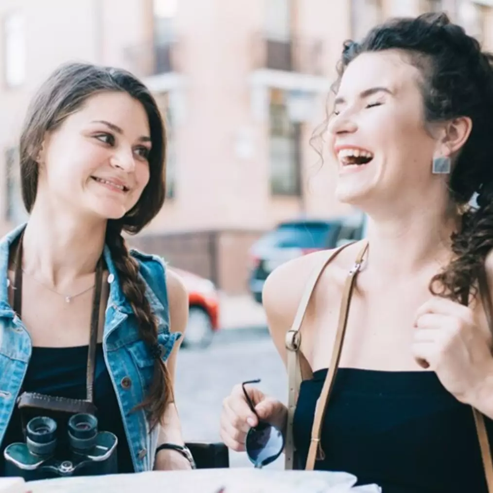 50 Pantun lucu 2 baris bikin ketawa terbahak-bahak, cocok untuk seru-seruan bareng teman