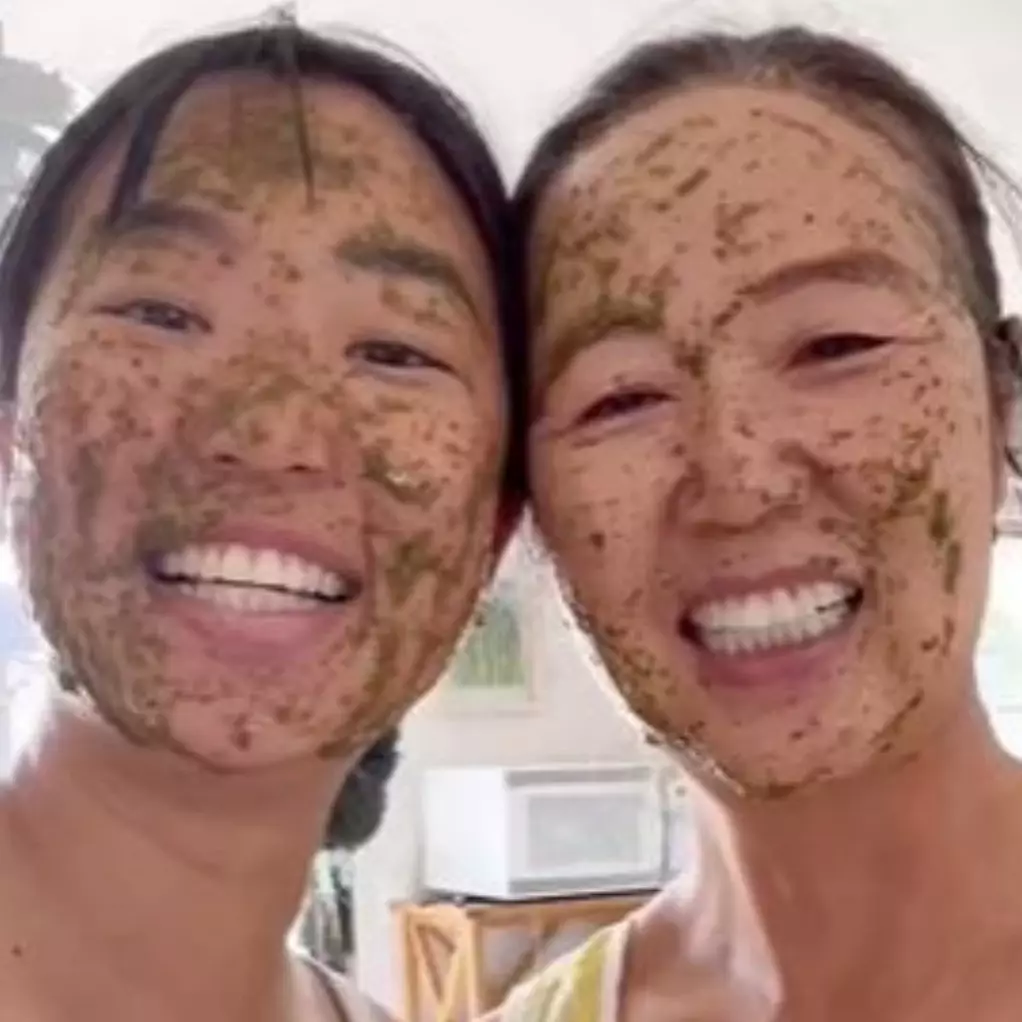 Bukan pakai serum antiaging, cara menunda kerutan dan wajah kendur ini cuma dengan 2 bahan alami