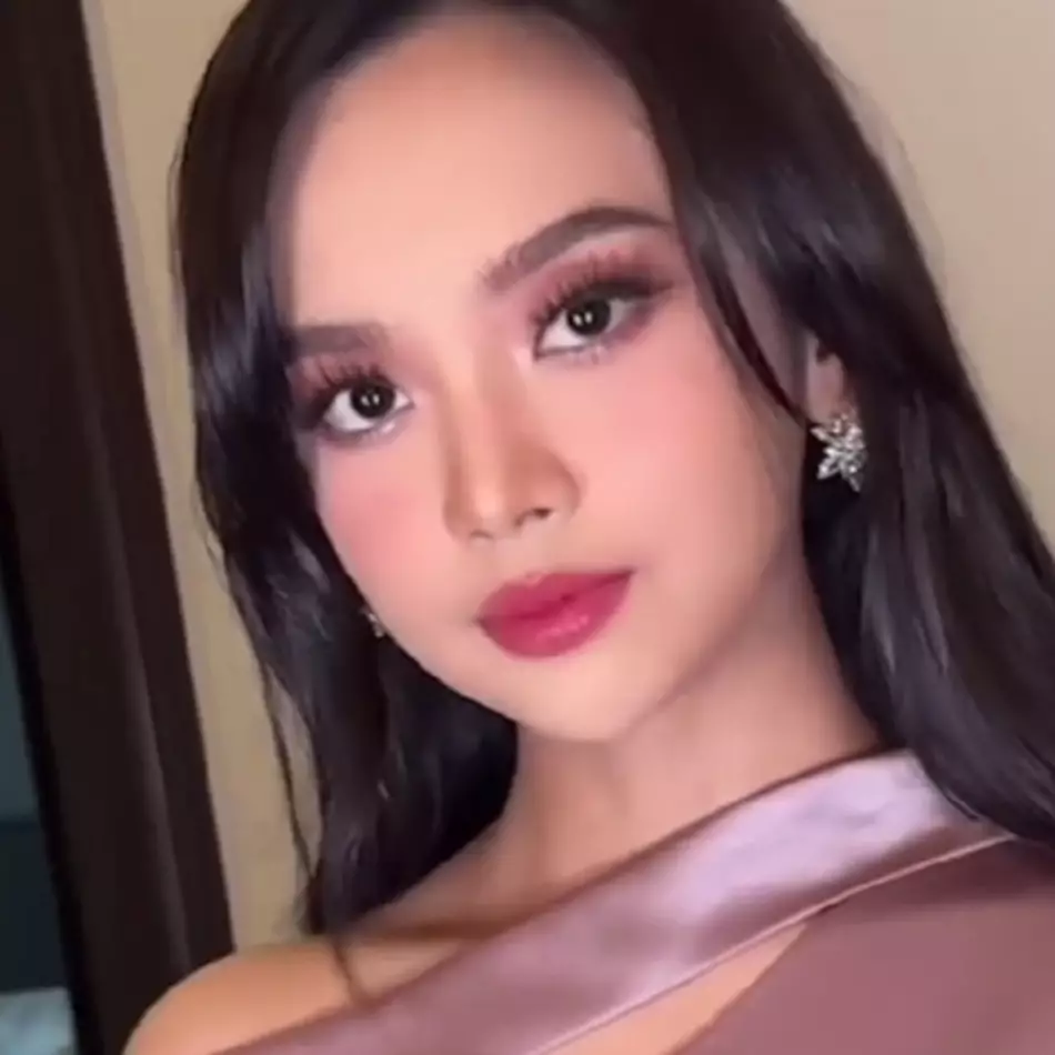 Tampil jadi bridesmaid pakai lip cream cuma Rp 35 ribu, ini trik makeup bikin bibir plumpy ala Lyodra