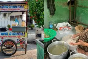 Kisah pria sukses beli tanah dan umrahkan orang tua, cuma dari jualan sempol Rp 500 per tusuk