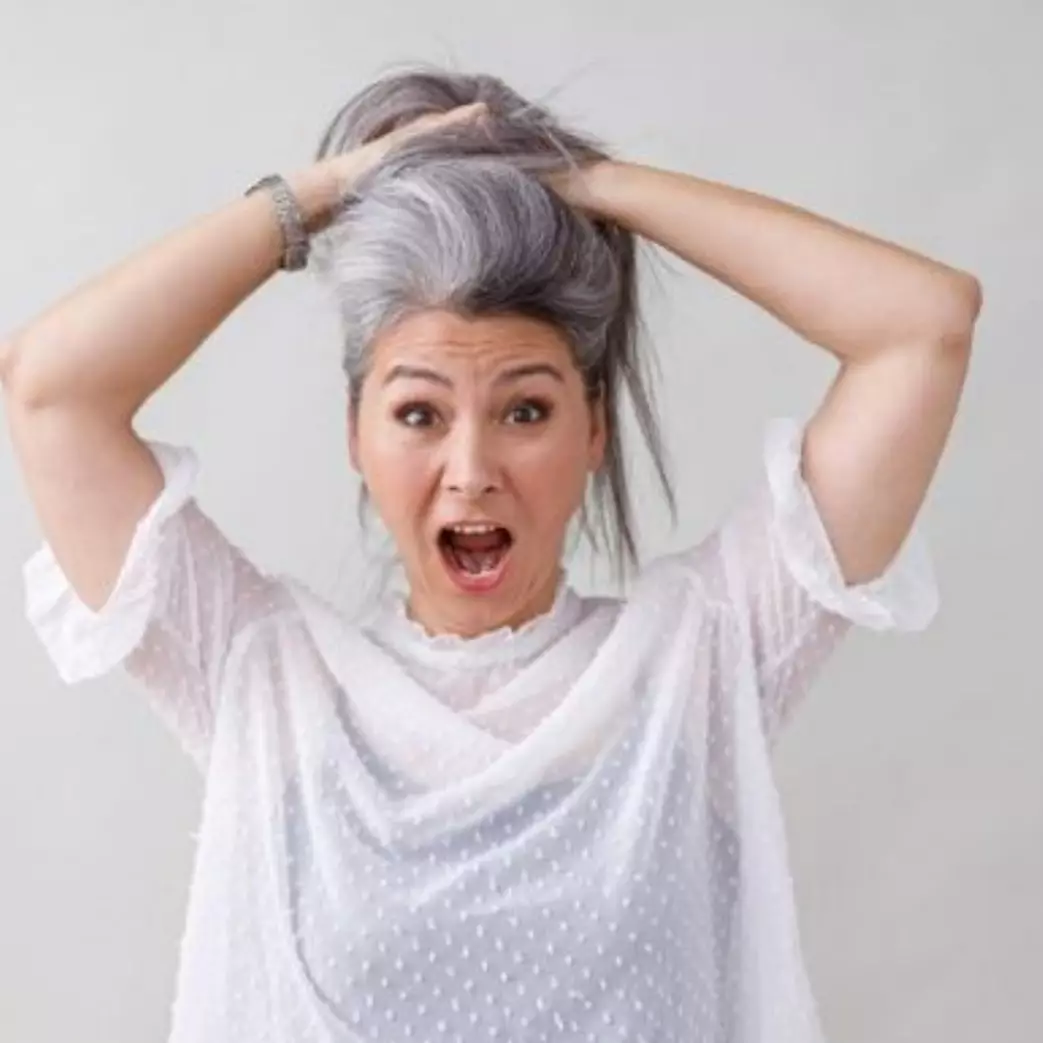 Tanpa semir hitam di salon, ini trik menunda tumbuhnya uban hanya pakai masker dari 3 bahan alami