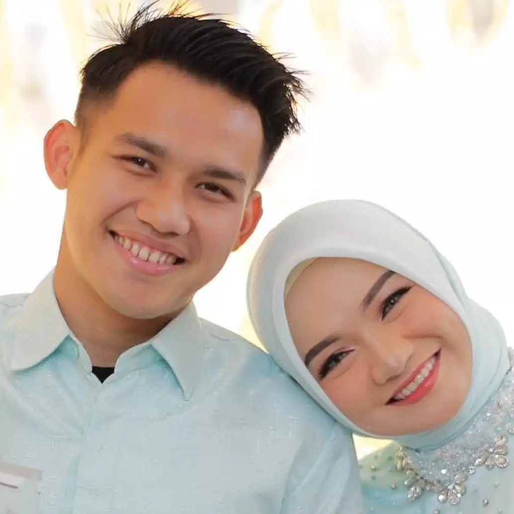 Momen Witan Sulaeman kuliah ditemani istri, romantisnya tak kalah dengan Pratama Arhan &amp; Azizah Salsha