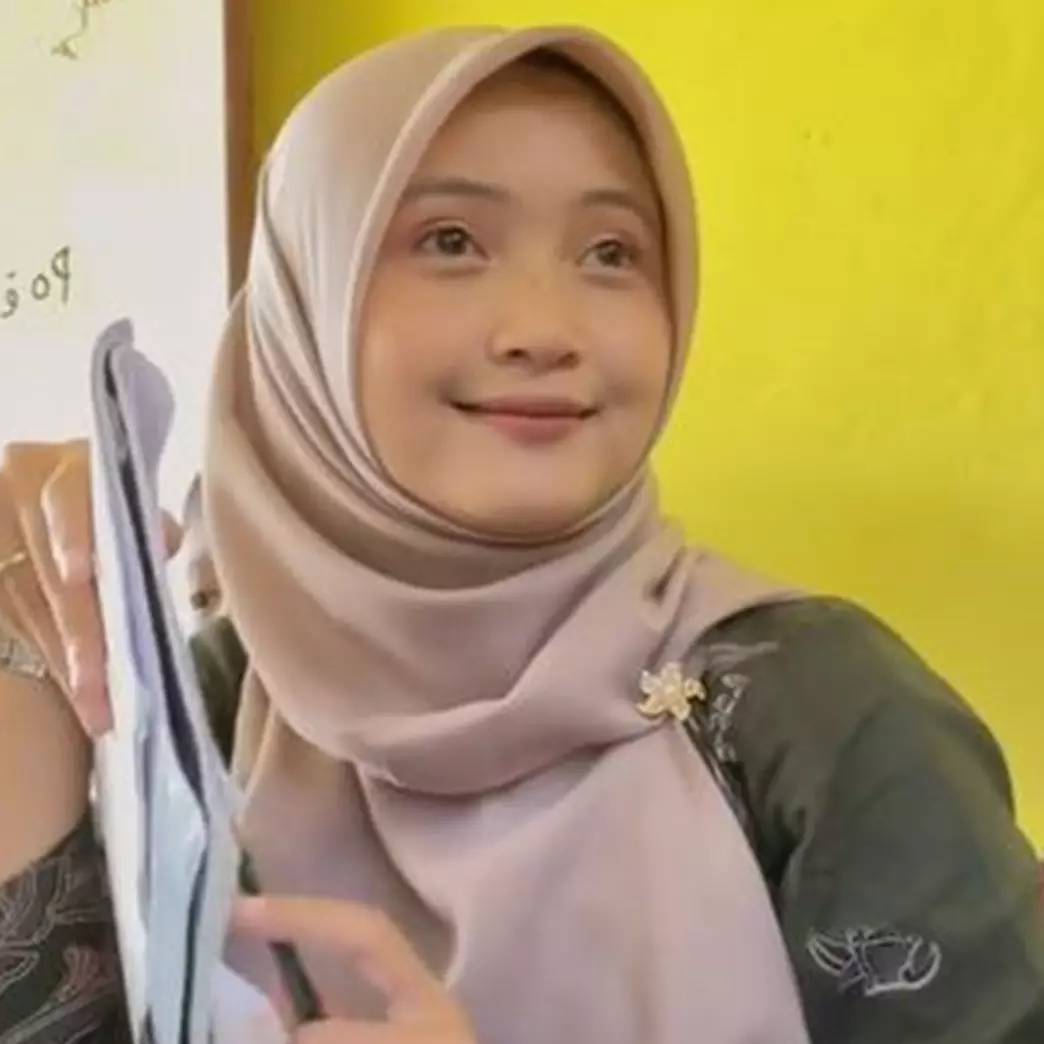 Nggak cuma ngajar, guru ini bagikan 10 jobdesk sampingan di dalam kelas bersama para siswanya