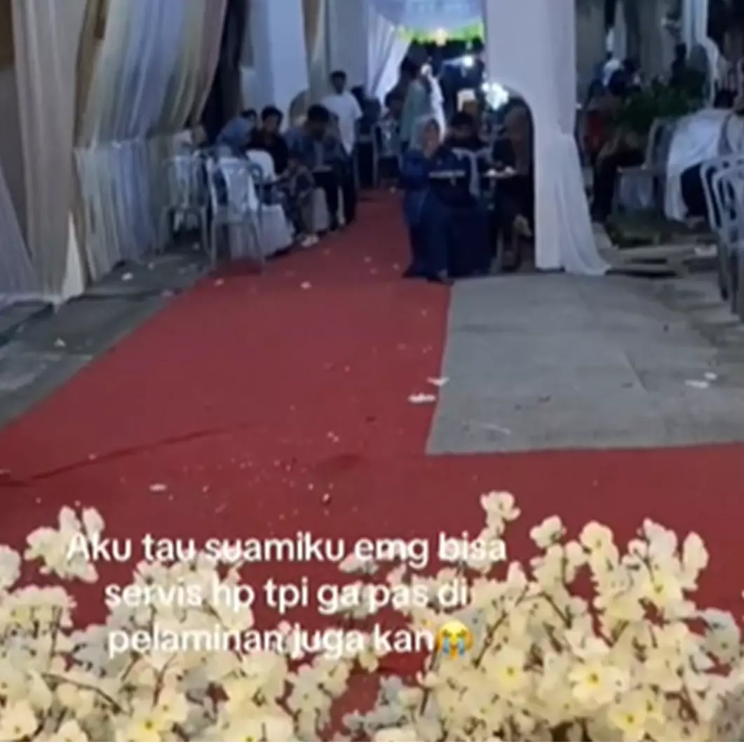 Aksi pengantin pria servis HP di pelaminan ini bikin sang istri pasrah, rezeki nggak boleh ditolak