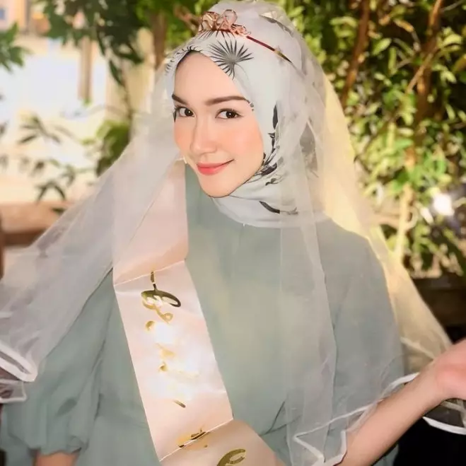 9 Momen kejutan bridal shower Melody Prima, didandani cemong hingga diarak keliling mal