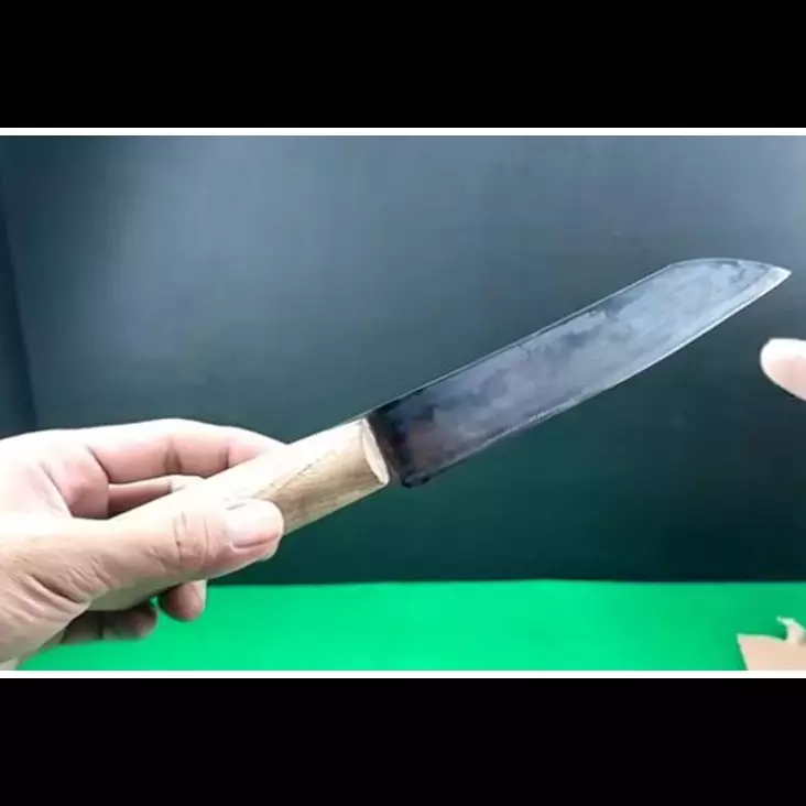 Bukan digosok batu, cara emak-emak asah pisau jadi tajam ini ampuh andalkan 1 jenis tanaman