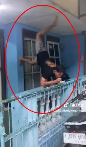 Kelakuan kocak pas lagi makan Berbagai sumber Kelakuan kocak pas lagi makan Berbagai sumber