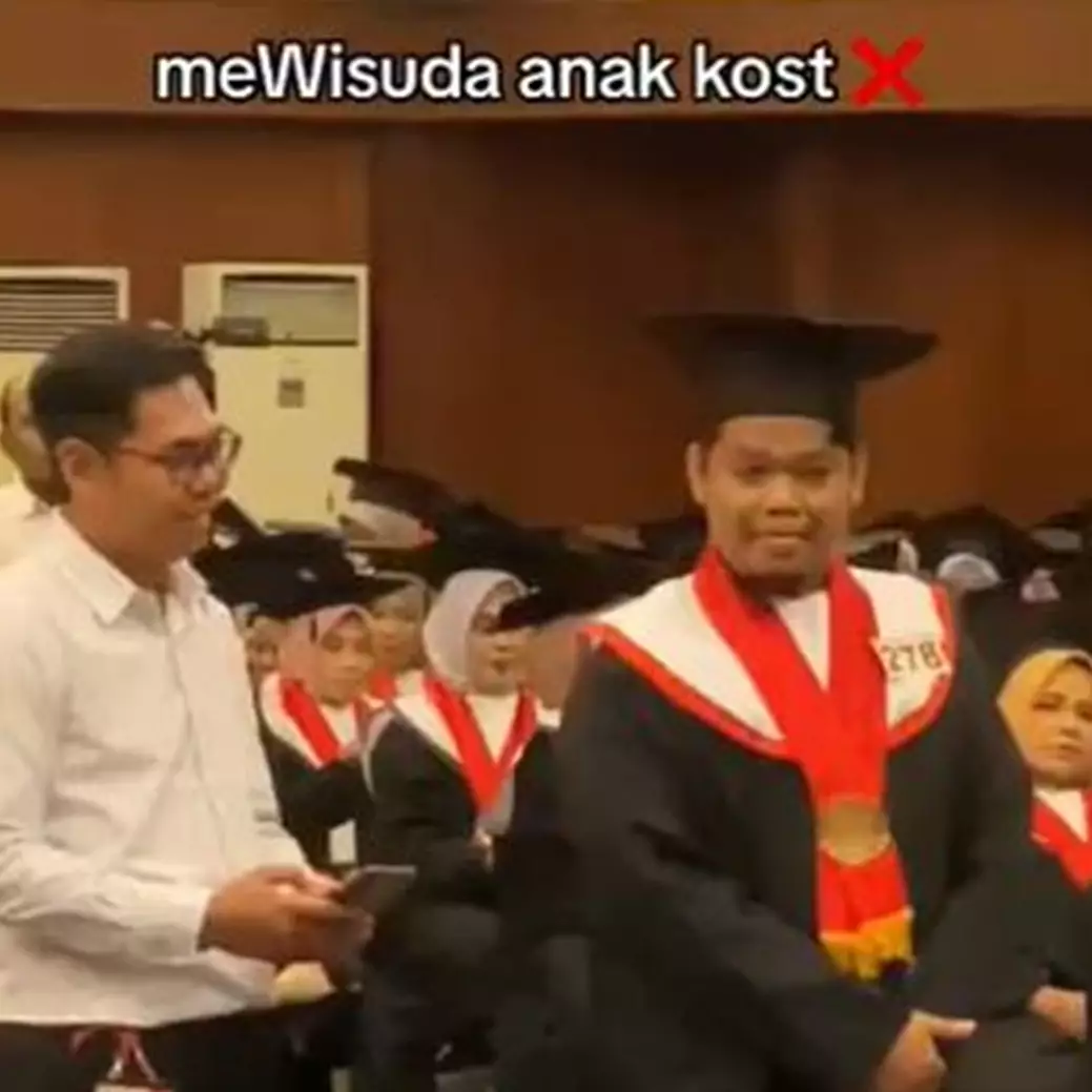 5 Momen bapak kos diwisuda anak kosnya sendiri ini bikin heran, warganet: bimbingan auto gampang