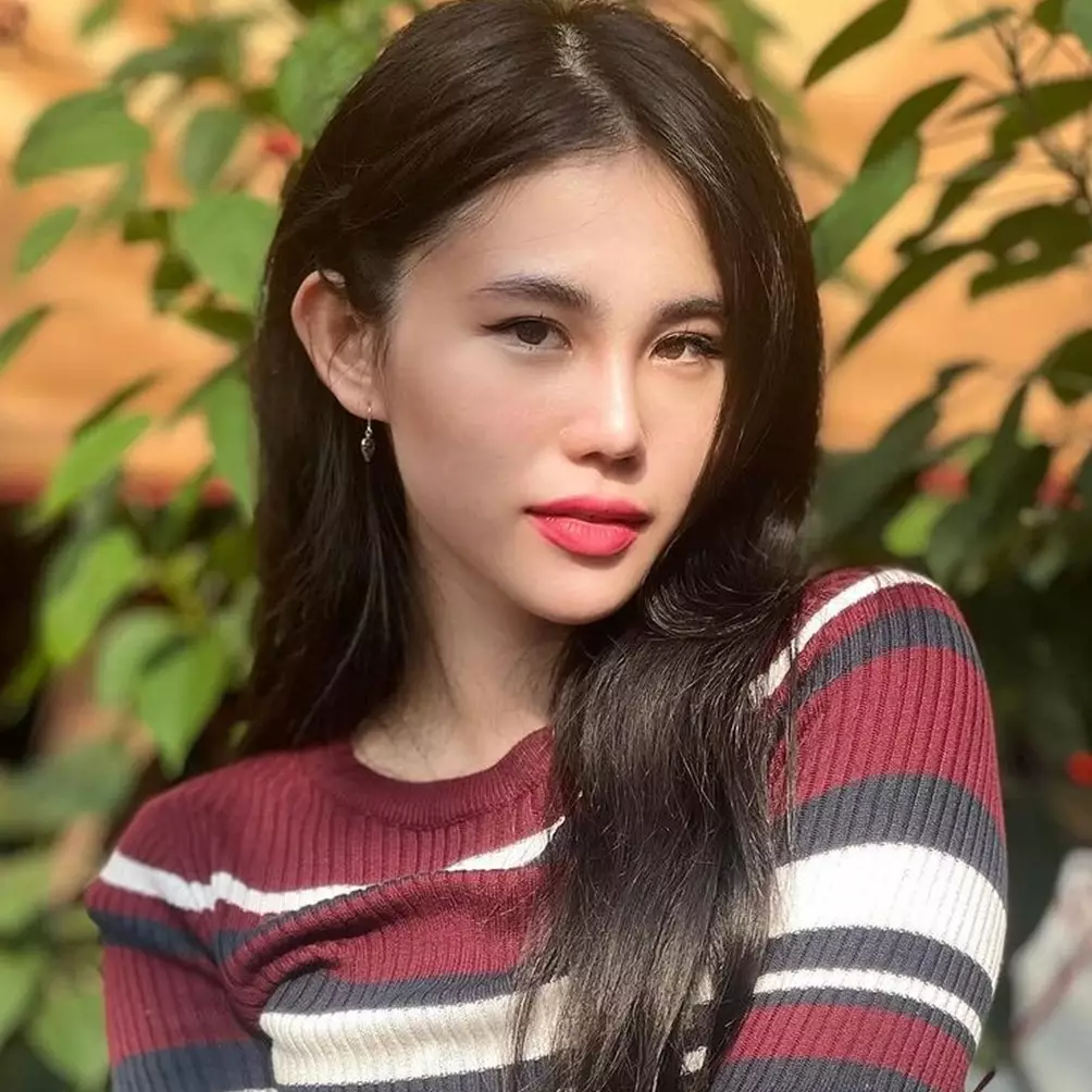 Mejanya cuma segaris, intip 9 potret dapur Zoe Levana menyatu dengan ruang televisi