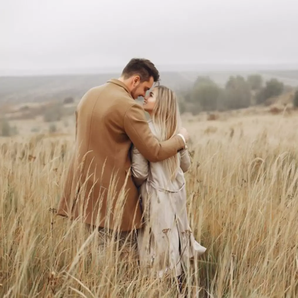 55 Pantun cinta romantis ini bikin doi baper, auto tersipu malu