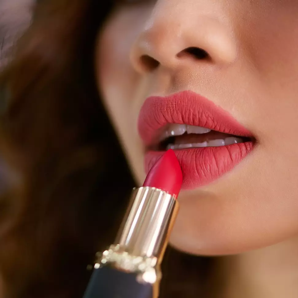 12 Proses pembuatan lipstik ala pria paruh baya ini nyeleneh banget bikin nggak habis pikir