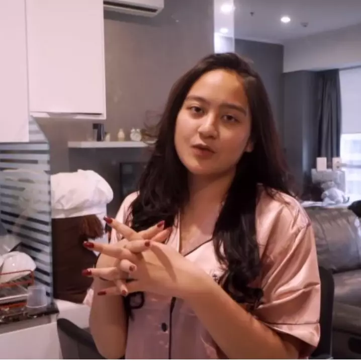 Tanpa ada sekat dengan kamar tidur, ini 9 potret dapur di apartemen Salshabilla Adriani