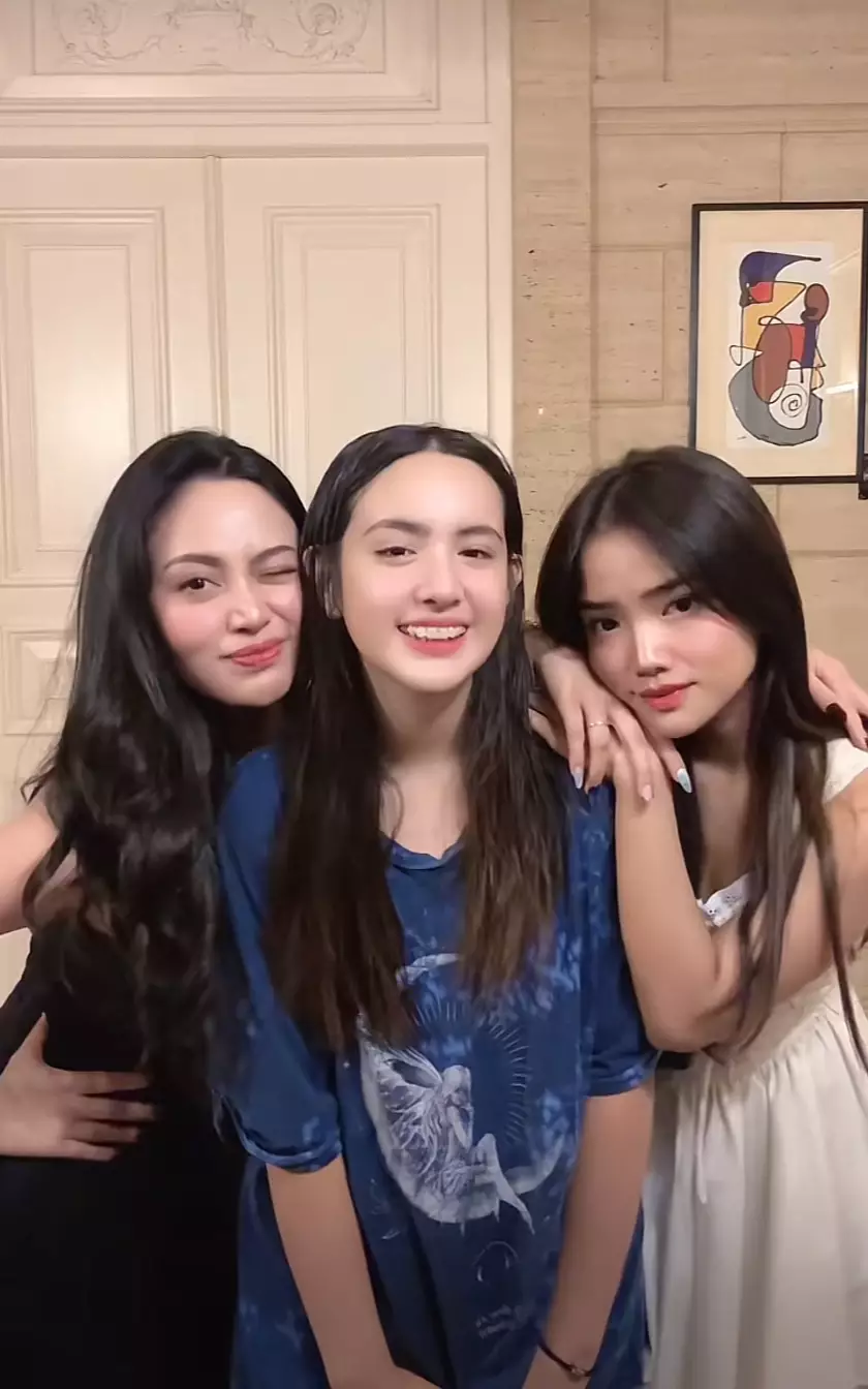 Mikhayla anak Nia Ramadhani TikTokan bareng Fuji © 2024 brilio.net