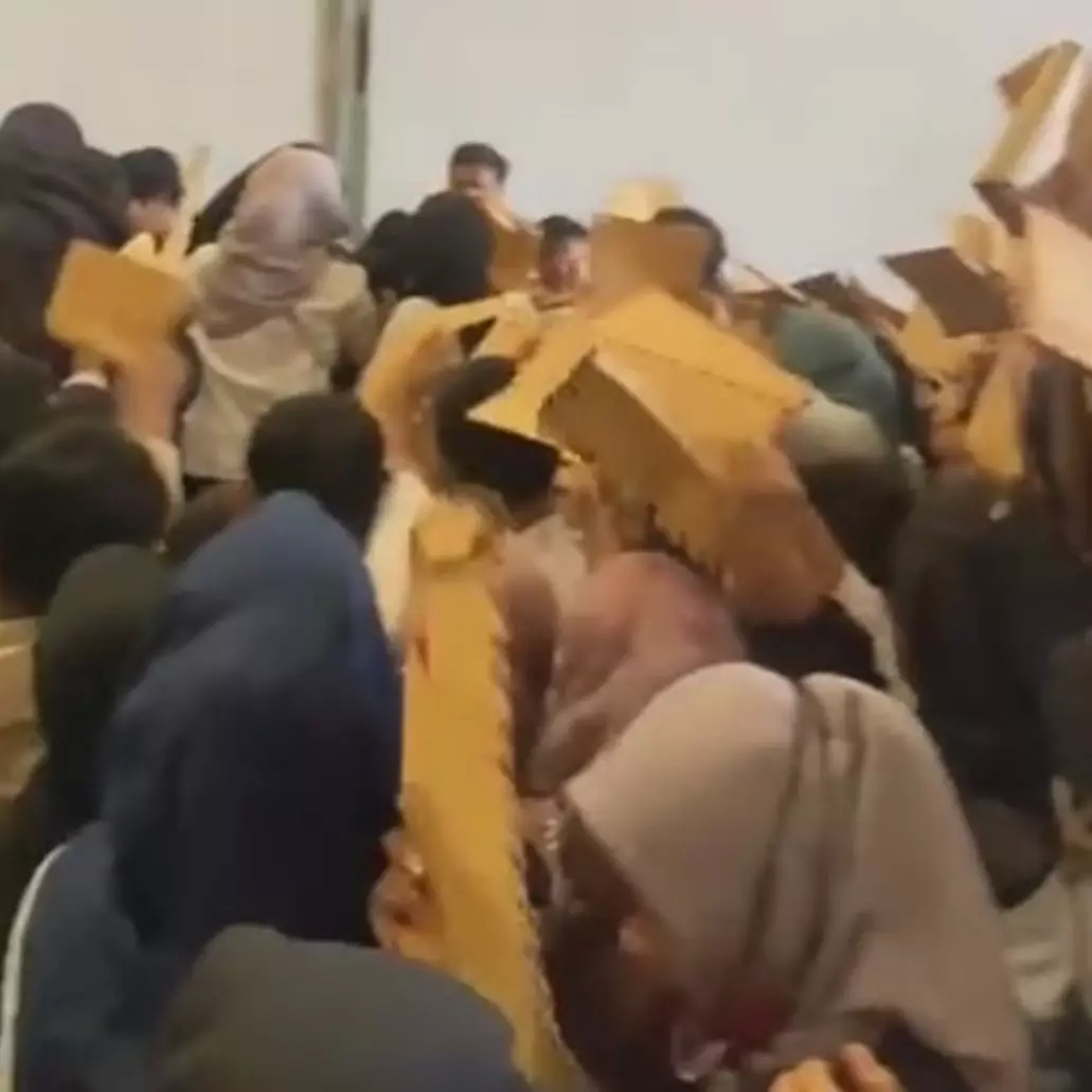 Bukti merananya cari kerja, momen pelamar masukin lamaran di pabrik sampai berdesakan ini bikin nyesek