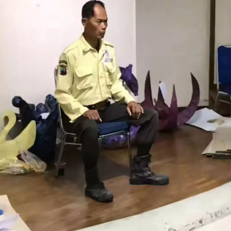 Momen mahasiswa ISI Surakarta diminta gambar sekuriti yang lagi duduk ini 7 potretnya bikin takjub