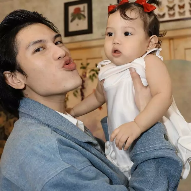 Dekorasinya bikin sendiri selama seminggu, ini 9 momen Julian Jacob dan Mirriam Eka rayakan ultah anak