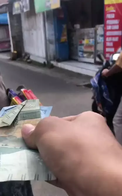 Cara emak-emak tawarkan barang dagangannya ini nggak ada lawan © 2024 TikTok Cara emak-emak tawarkan barang dagangannya ini nggak ada lawan © 2024 TikTok