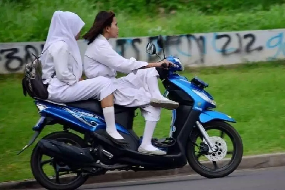 kelakuan kocak saat berkendara dari berbagai sumber