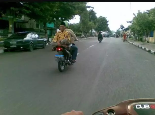 kelakuan kocak saat berkendara dari berbagai sumber