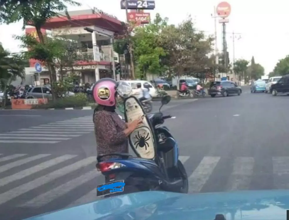 kelakuan kocak saat berkendara dari berbagai sumber