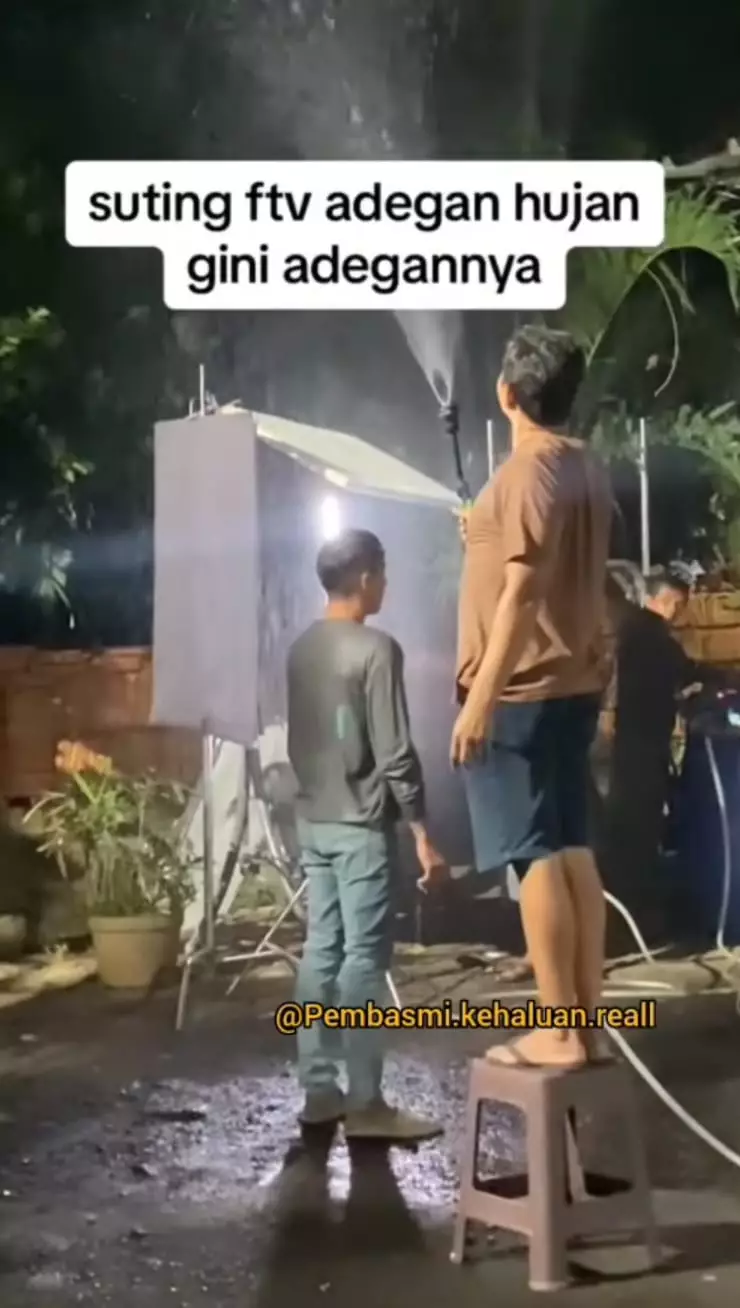 adegan hujan dalam syuting sinetron © Instagram