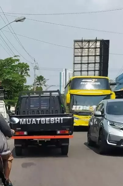 Tulisan kocak di mobil pick up Berbagai sumber