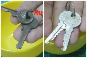 Bukan diamplas, ini trik hilangkan noda karat pada kunci cukup direndam pakai 3 bahan dapur