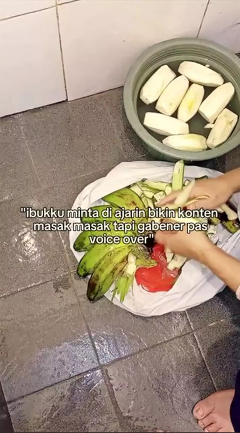 Kelakuan kocak emak-emak bikin konten TikTok Kelakuan kocak emak-emak bikin konten TikTok