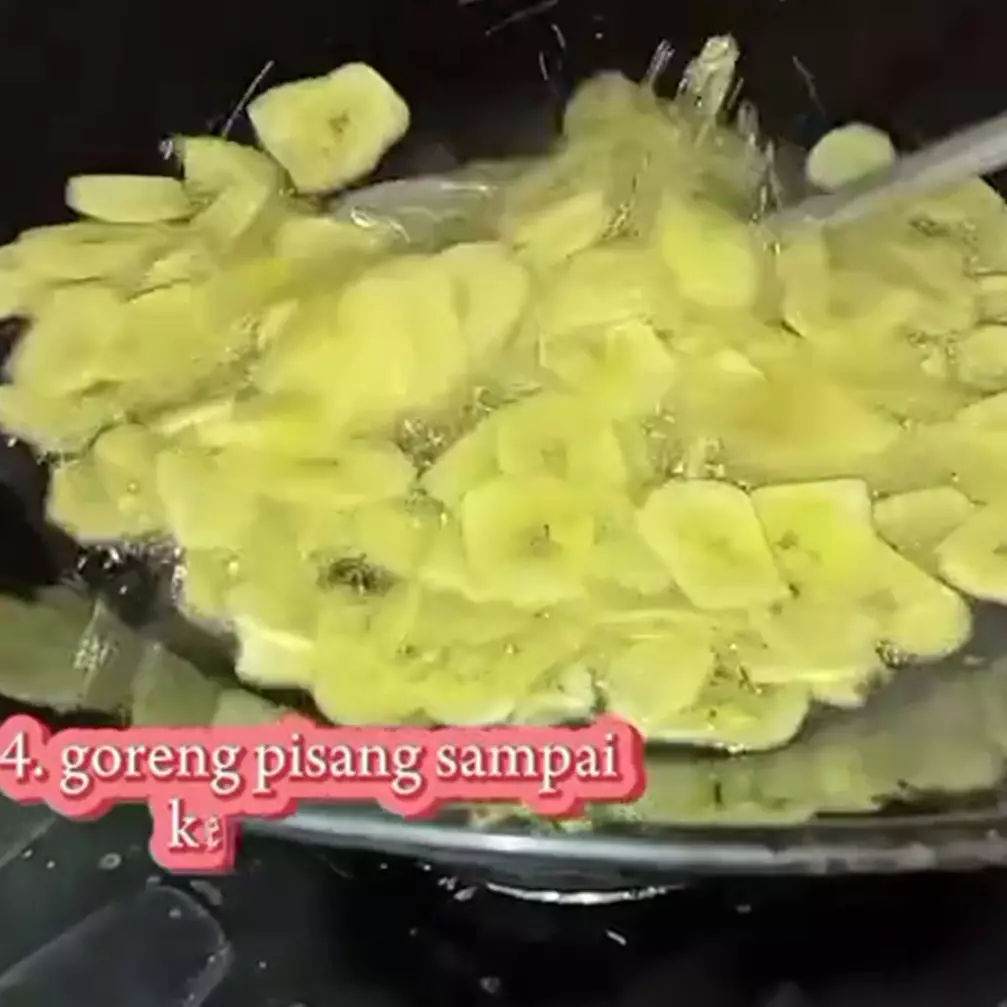 Kelakuan kocak emak-emak belajar bikin konten masak di TikTok, voice over-nya bikin ngakak brutal