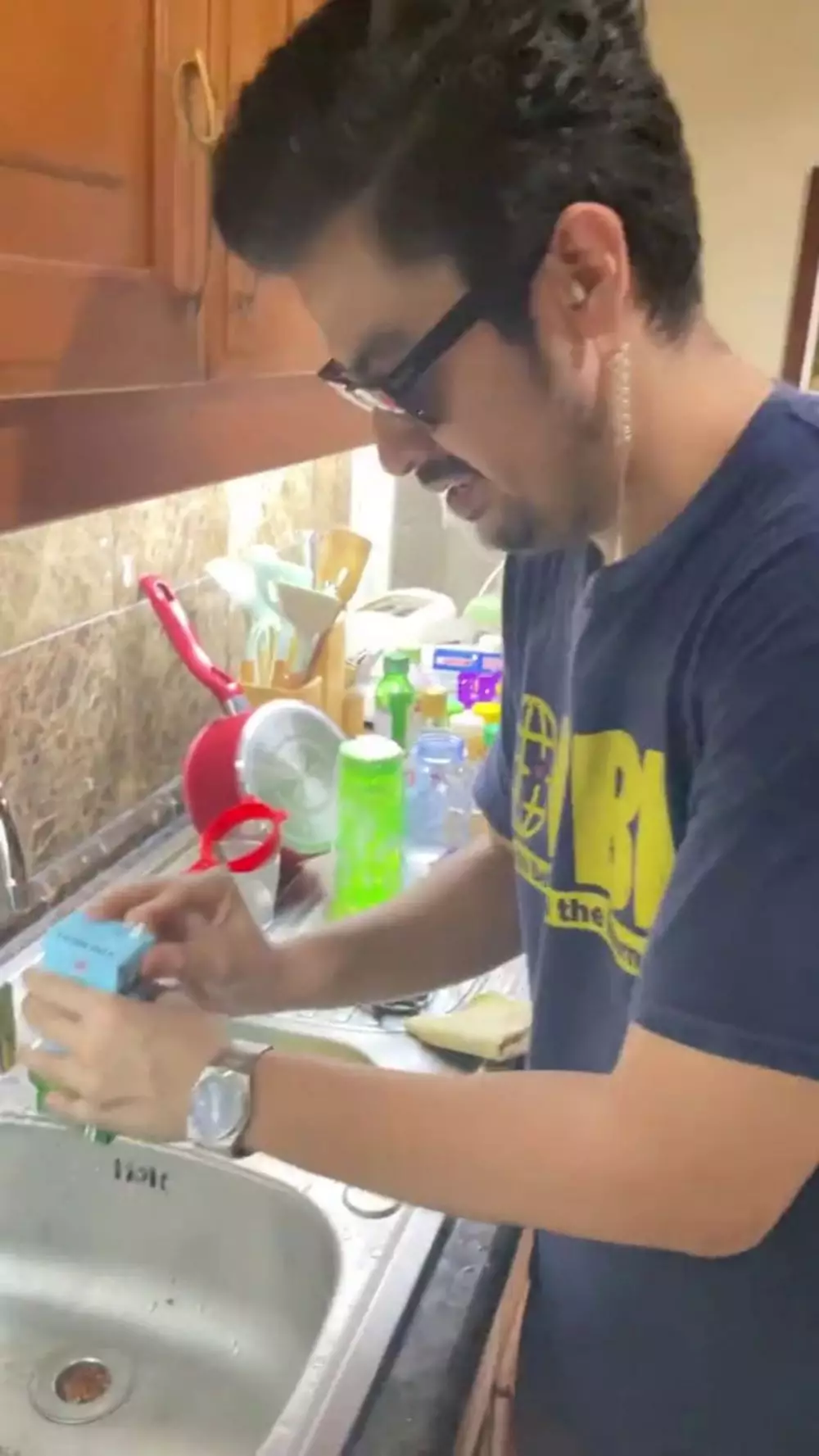 Life hack nyeleneh pria minum kopi susu TikTok Life hack nyeleneh pria minum kopi susu TikTok