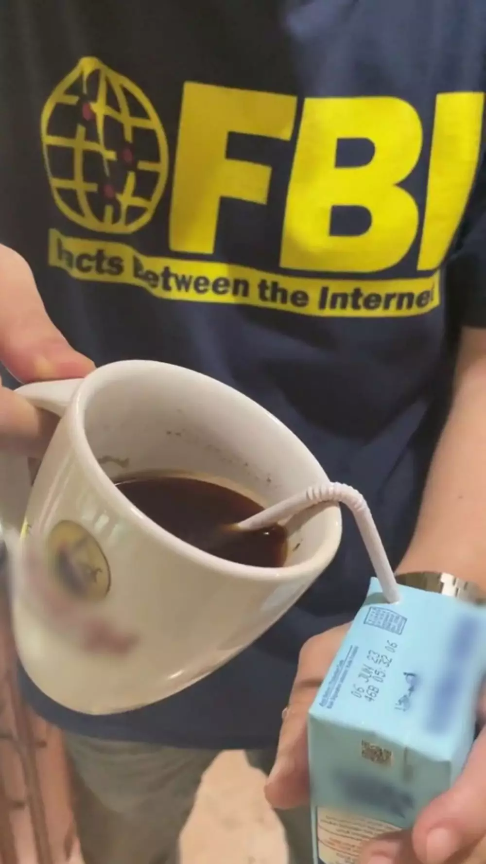 Life hack nyeleneh pria minum kopi susu TikTok Life hack nyeleneh pria minum kopi susu TikTok