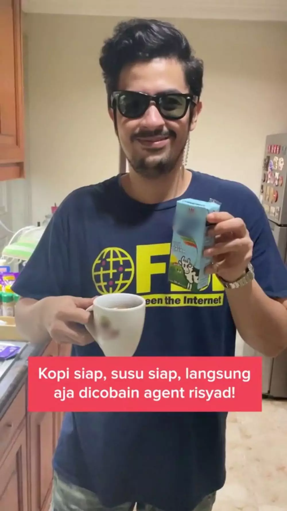 Life hack nyeleneh pria minum kopi susu TikTok Life hack nyeleneh pria minum kopi susu TikTok