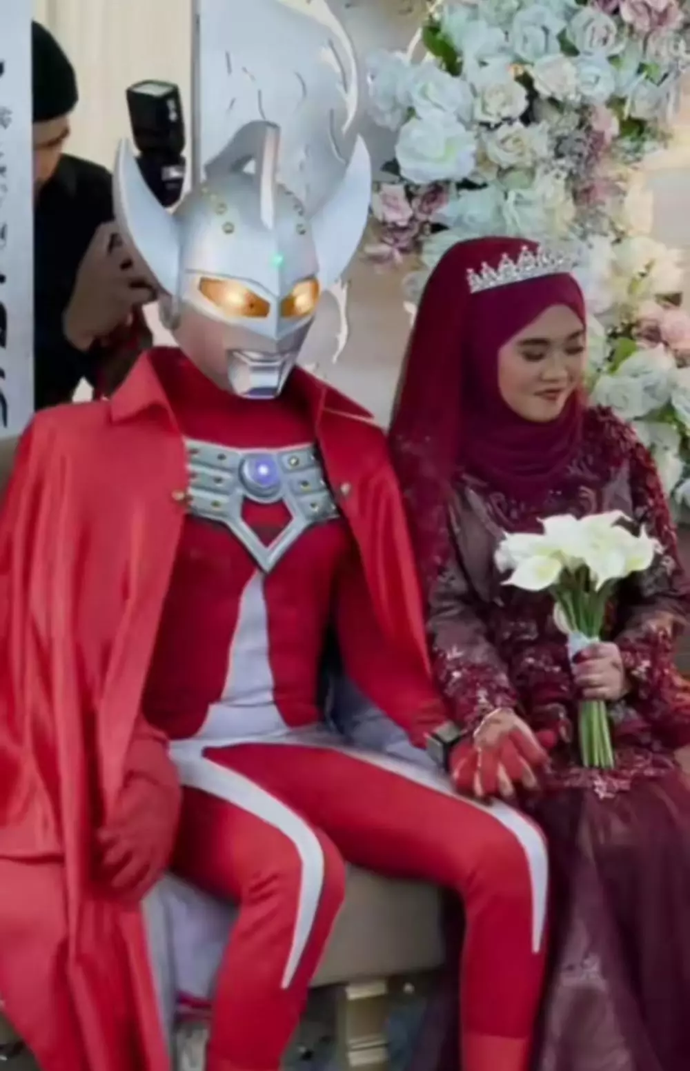 nikah pakai kostum ultraman berbagai sumber