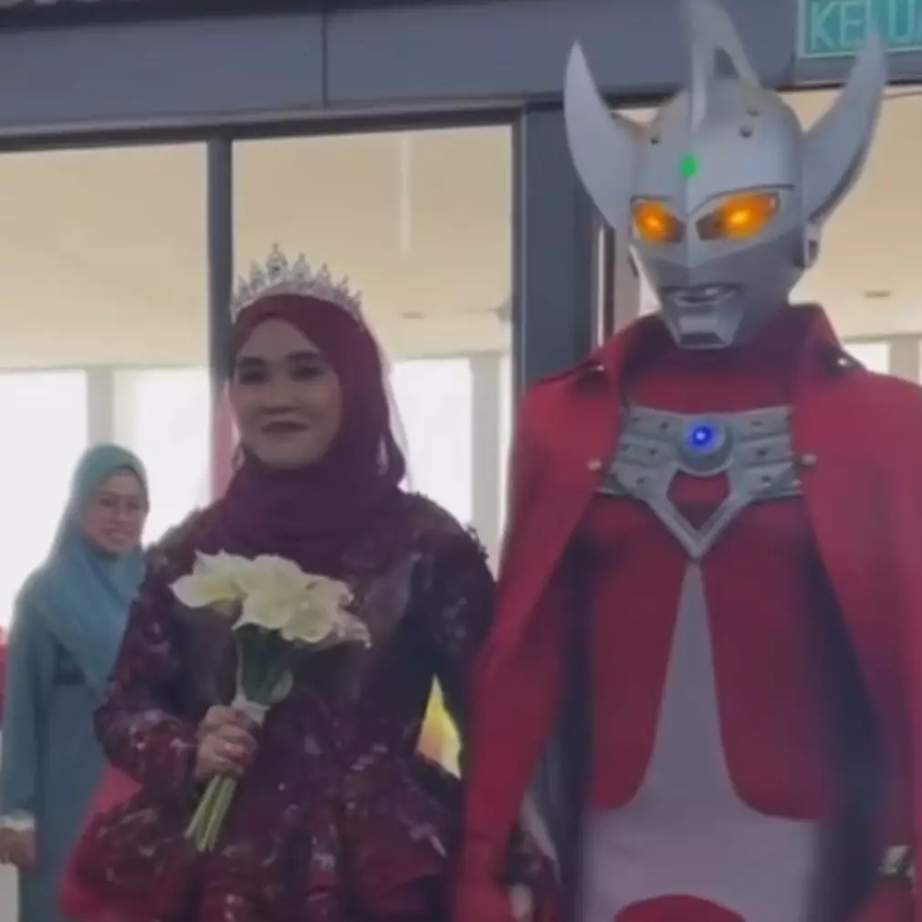 Momen pengantin menikah pakai kostum Ultraman ini bikin tamu undangan heran, ada aja idenya