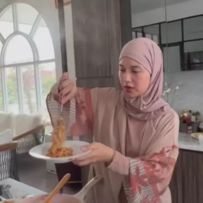 Jadi istri bupati Kendal tempati rumah dinas, 9 potret dapur Chacha Frederica ini pantry-nya full kayu