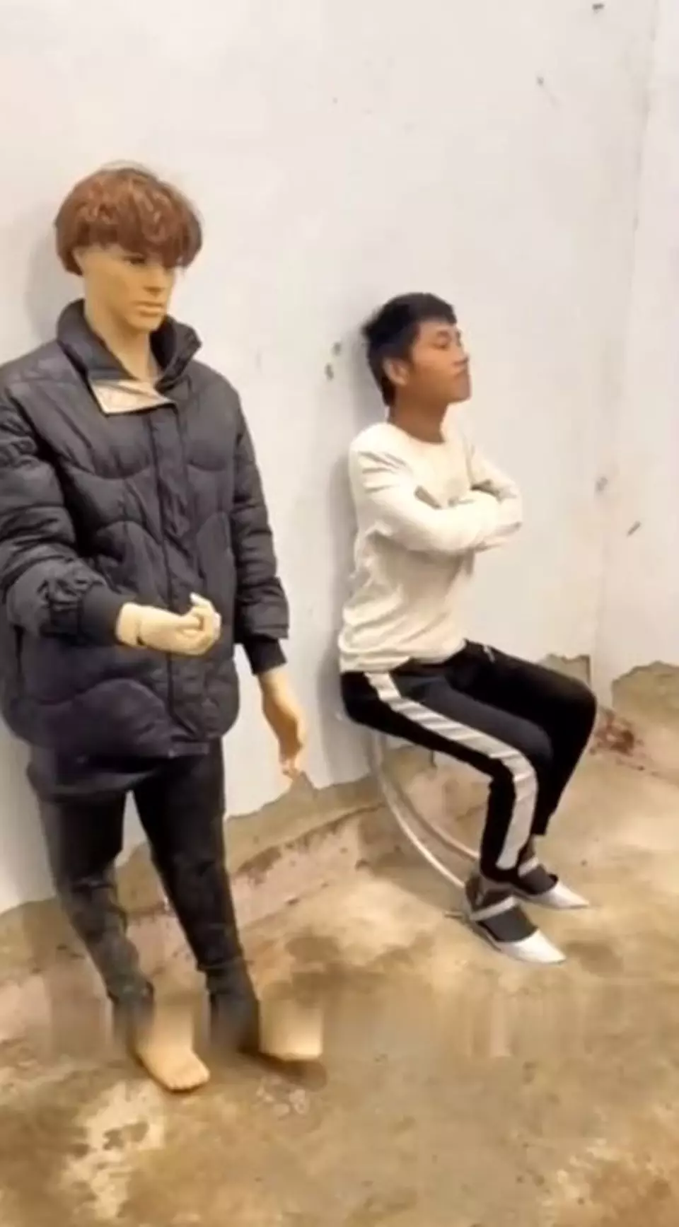 Lifehack nyeleneh sepatu ada tempat duduk TikTok