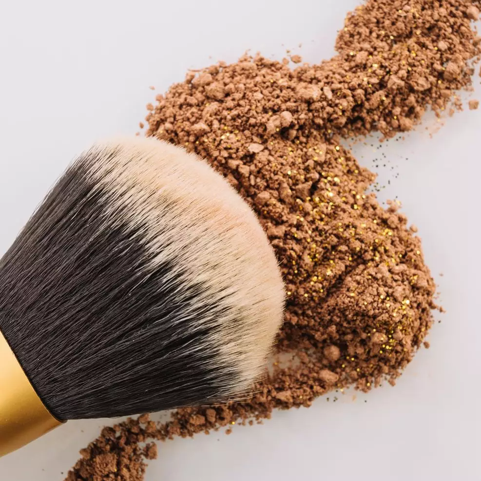 Dikira bikin cotton candy, 10 proses pembuatan brush makeup rumahan ini satisfying banget