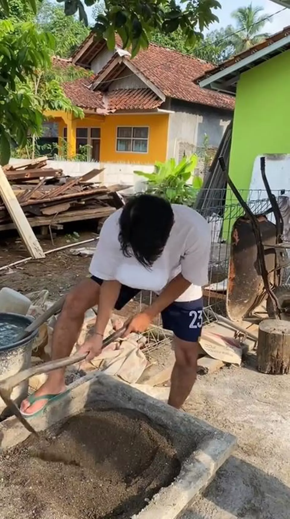 Lifehack nyeleneh kuli bangunan alat penghilang gerah TikTok Lifehack nyeleneh kuli bangunan alat penghilang gerah TikTok