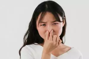 Tanpa beli obat kumur, ini trik atasi bau napas tak sedap cuma pakai daun sirih dicampur 1 bahan dapur