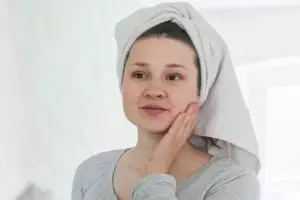 Nggak perlu perawatan mahal, ini trik bikin wajah awet muda pakai air mawar dicampur 1 produk bayi