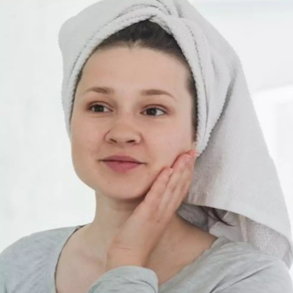 Nggak perlu perawatan mahal, ini trik bikin wajah awet muda pakai air mawar dicampur 1 produk bayi