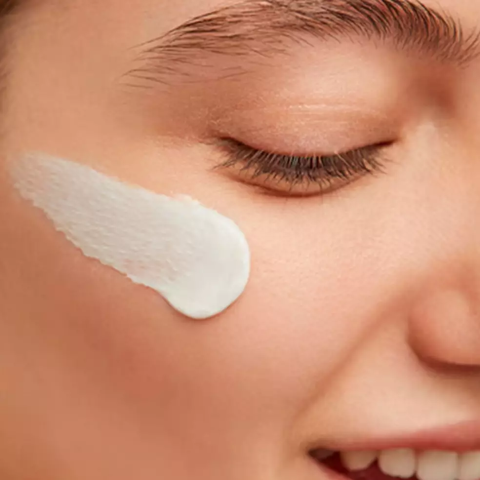 Bukan cuma nggak higienis, ini 3 alasan tak disarankan memindah sunscreen ke wadah lain menurut ahli