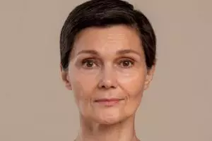 Tanpa masker kolagen, TikToker ini unggah trik kencangkan garis halus di wajah pakai 3 bahan alami