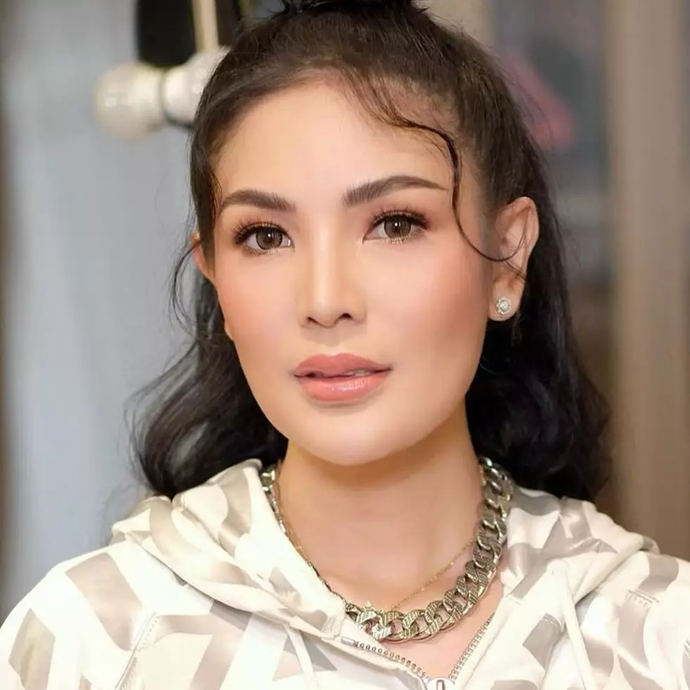 Hunian bak istana dilengkapi lift, 9 potret salon private Nindy Ayunda nyambung dengan walk in closet