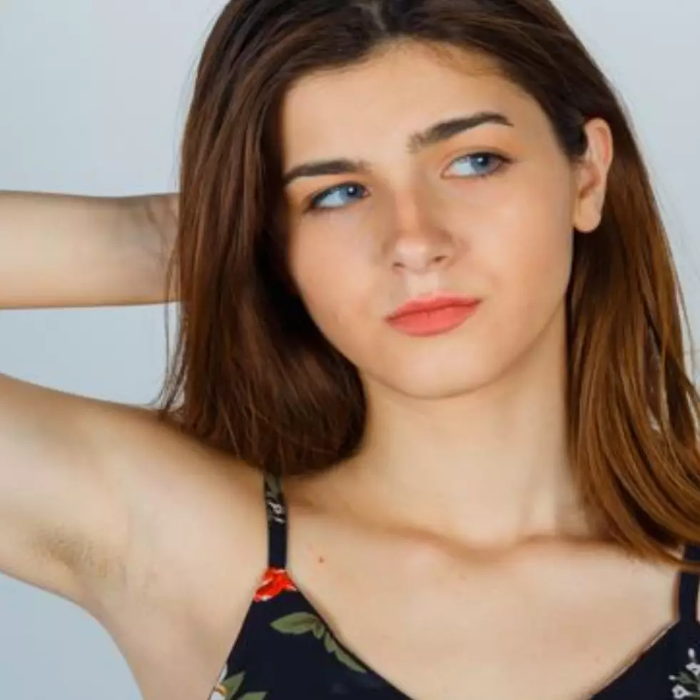 Tak perlu perawatan mahal, trik cerahkan ketiak hitam ini cuma pakai toner dan 2 produk pencerah wajah