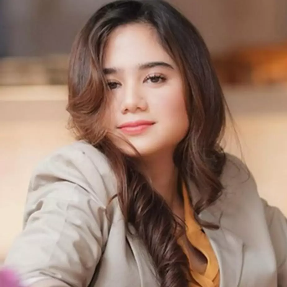 Pakai cushion Rp 150 ribuan awet seharian, intip Tissa Biani bikin look soft galm untuk nonton konser