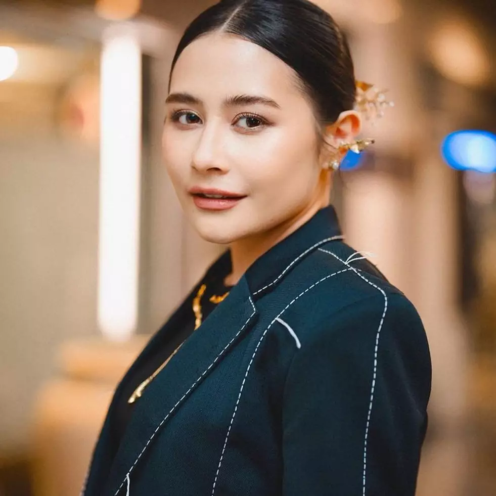 11 Transformasi Prilly Latuconsina, penampilan terbaru dipuji bak anak SMP usai turun berat badan 8 kg