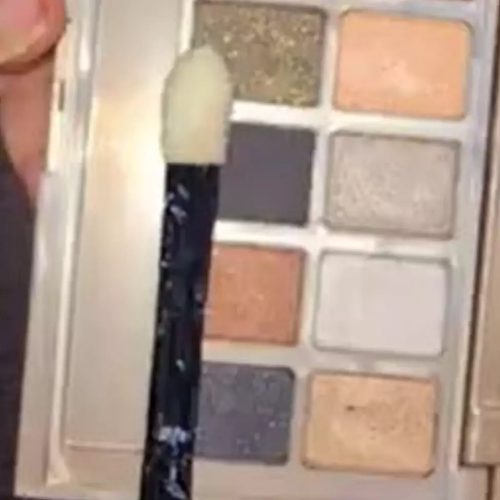 Cara nyeleneh bikin eyeshadow brush pakai alat rumahan ini ekonomis, bisa dicoba pas lagi kepepet