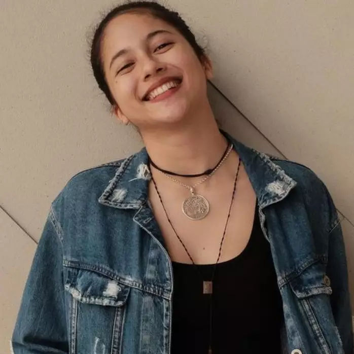 Segaris dengan ruang keluarga, 9 potret dapur Sitha Marino ini didesain compact meski full perabot