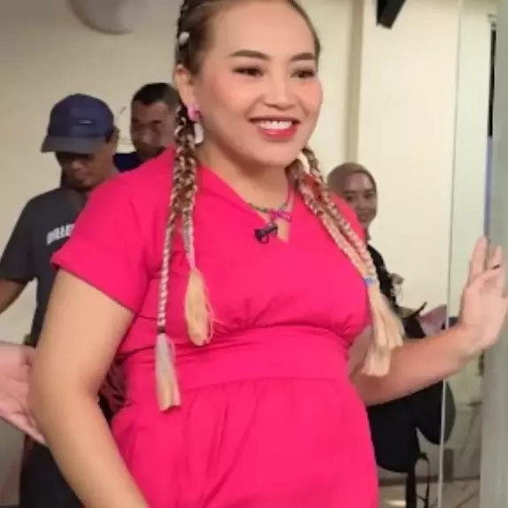 Hamil anak kembar di usia 37 tahun, begini 11 momen Mpok Alpa gelar gender reveal di lokasi syuting